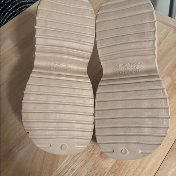 Beige Chunky Platform Crocs size 8-9 - Picture 5 of 5